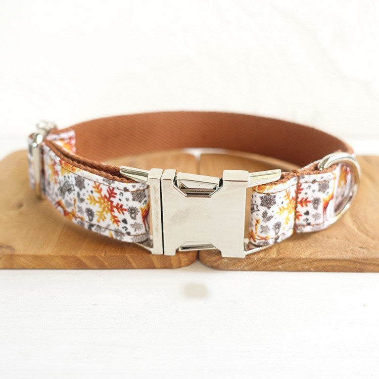 Collar navideño dorado hecho a mano para perros de MUTTCO
